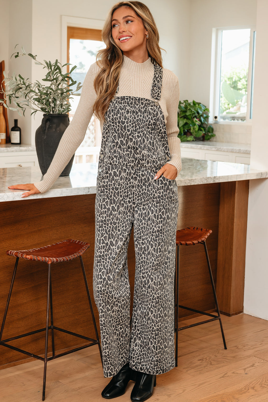 Jumpsuit with suspenders and leopard print 