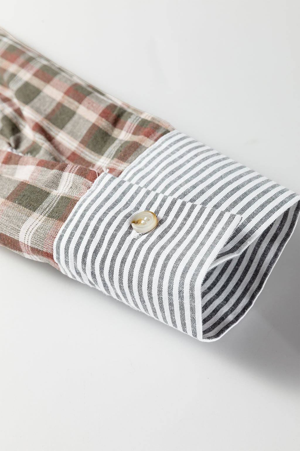 детайл на маншет на риза с райе