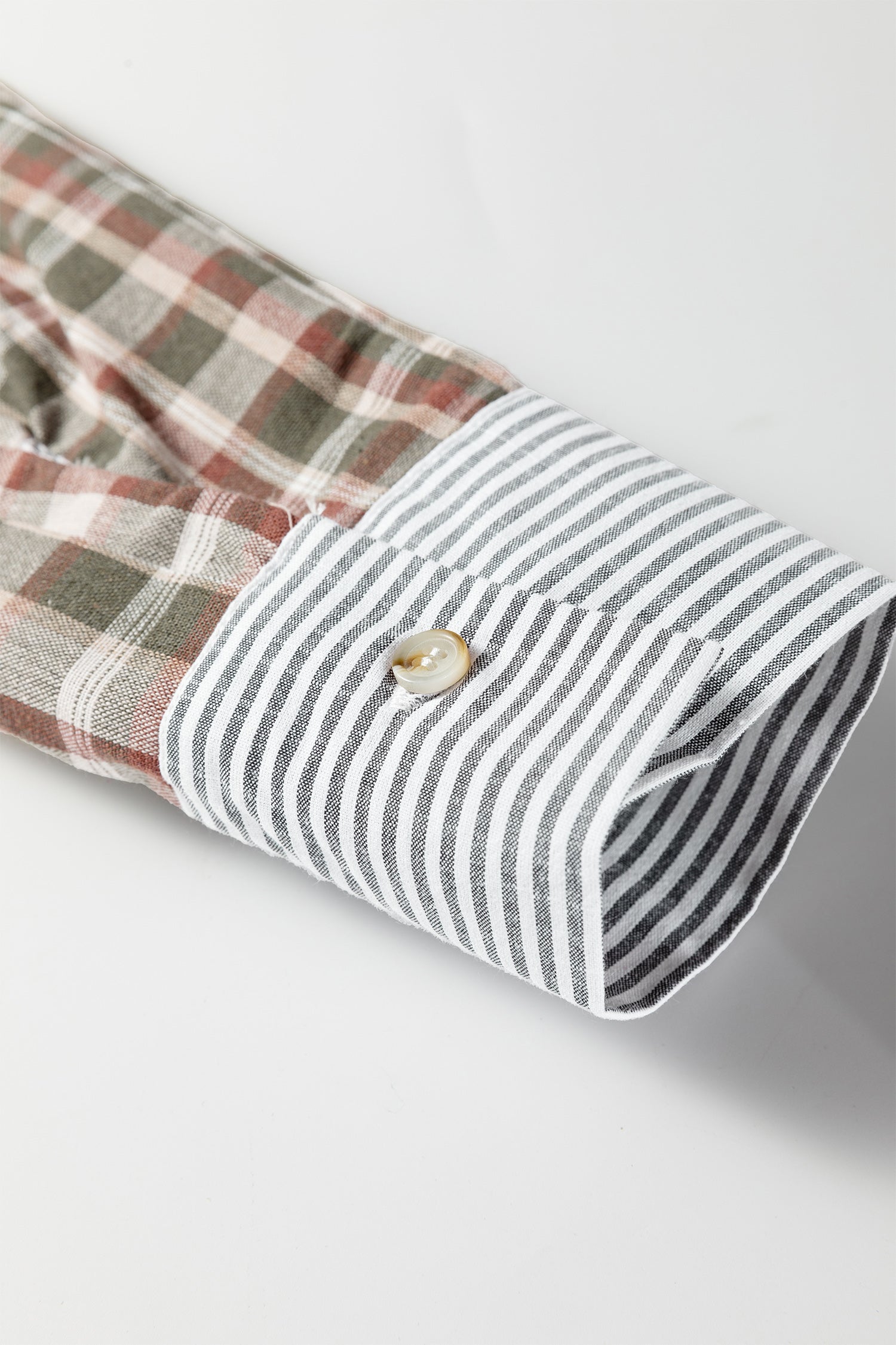 детайл на маншет на риза с райе