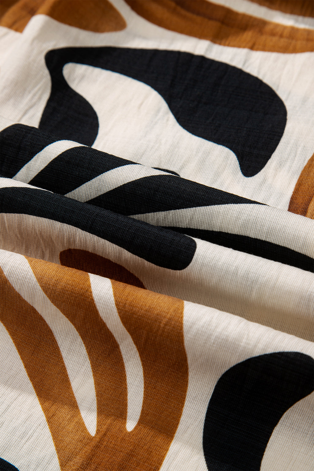 Дълга рокля с абстрактен принт