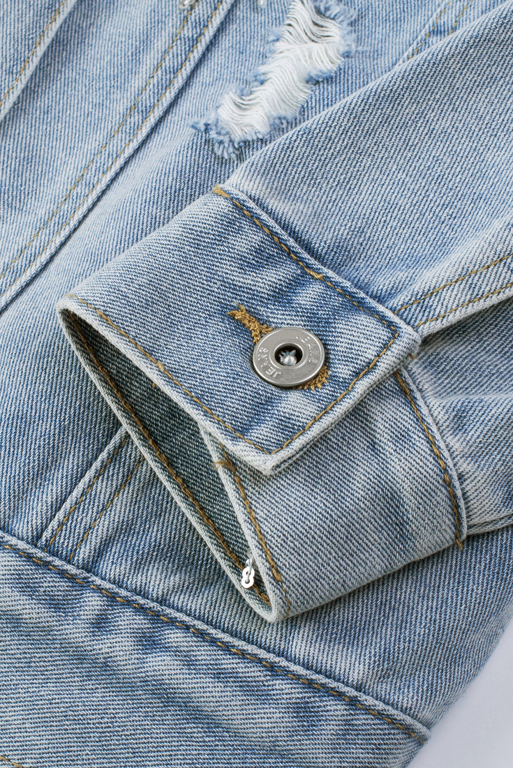 детайл на ръкав на синьо дамско дънково яке