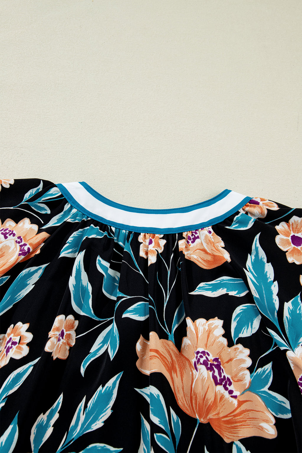 Детайл на гърба на дамска блуза с цветя