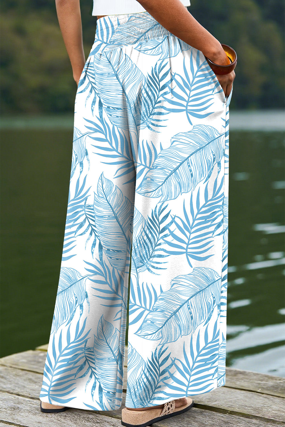 Дамски широки панталони с палмов принт, гръб на модел