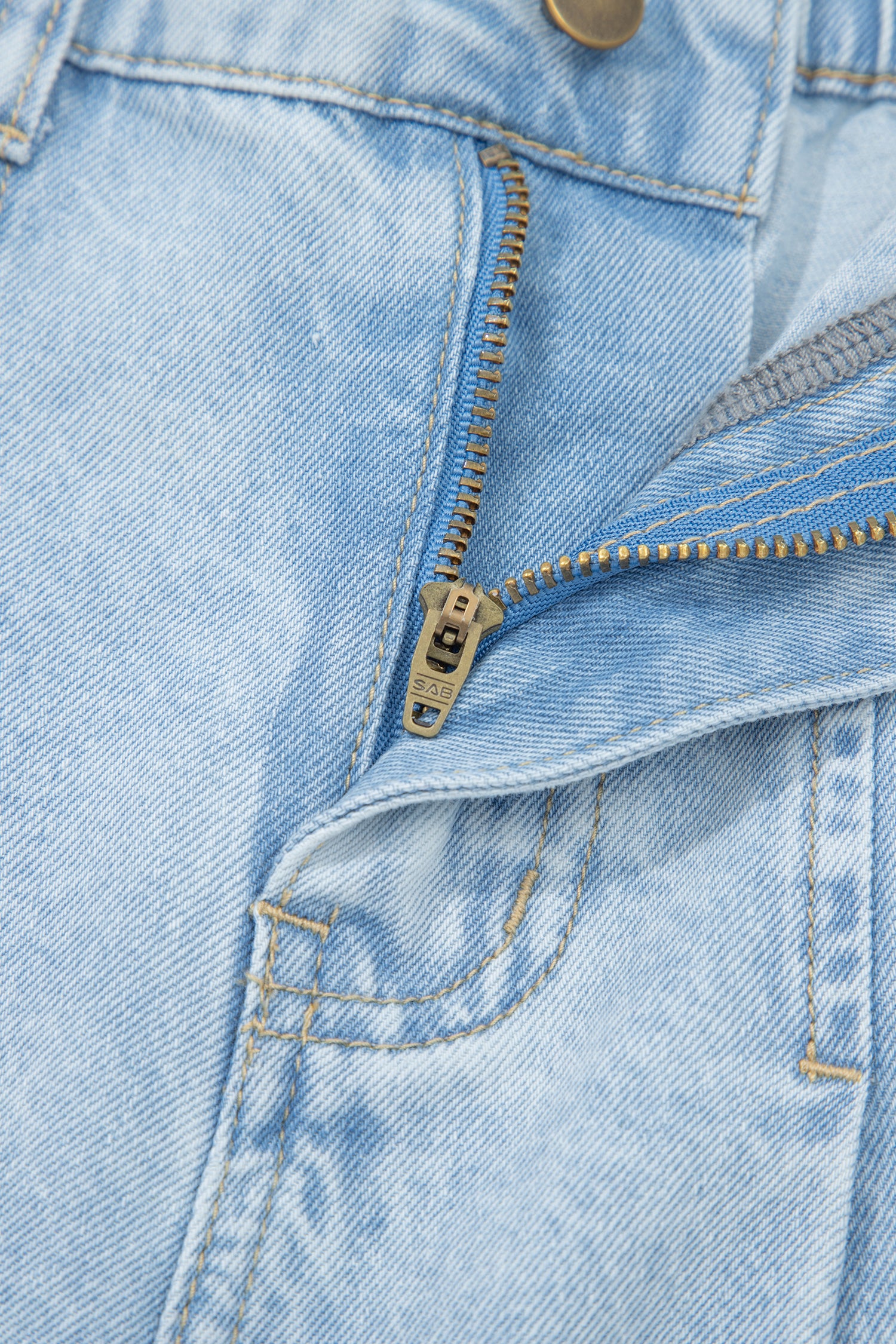 Jeans with slits and eyelets 