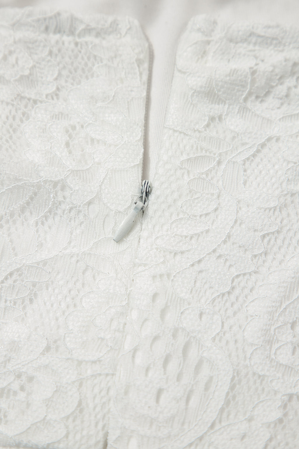 Дантелена рокля