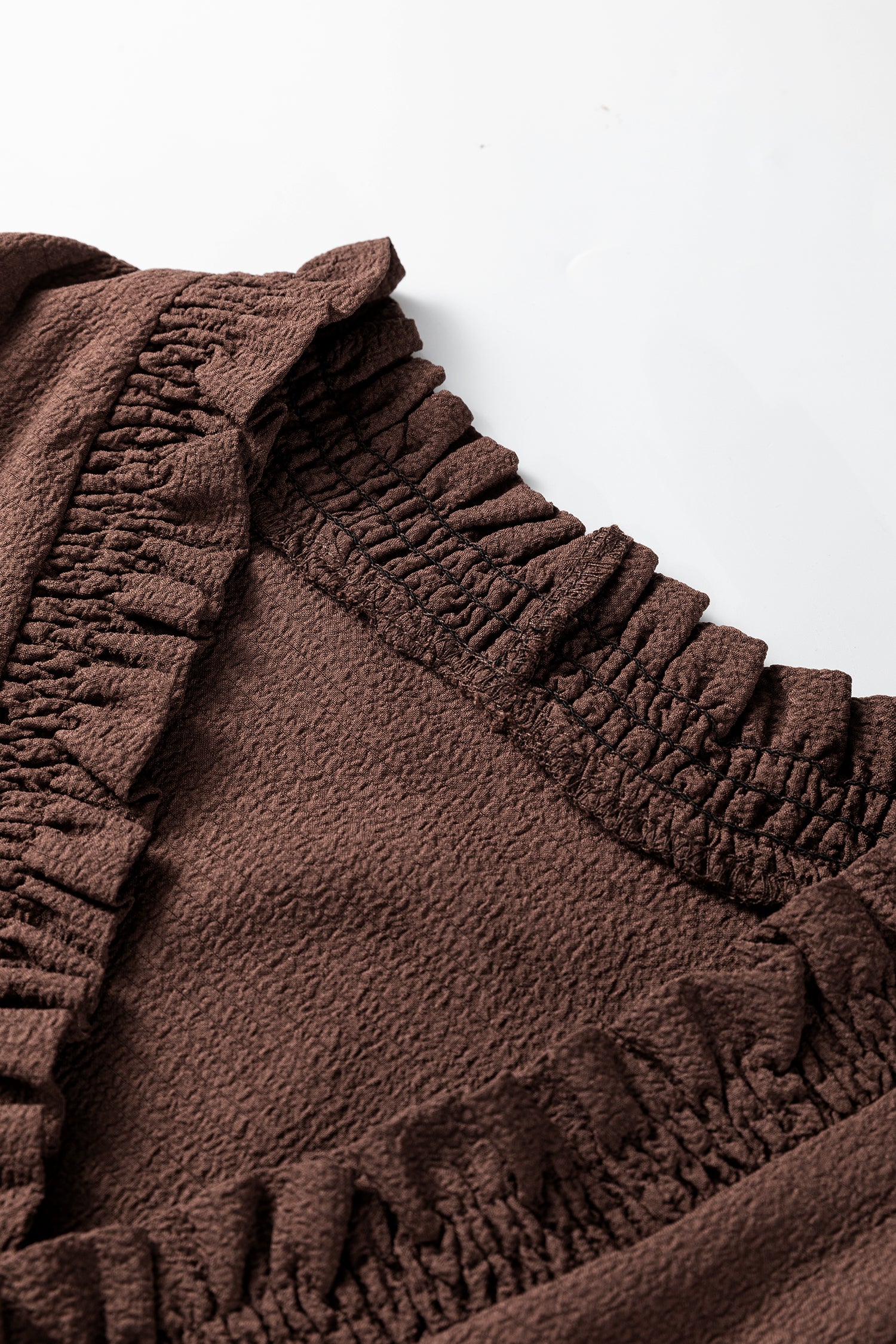 Рокля с V-образно деколте с къдрички