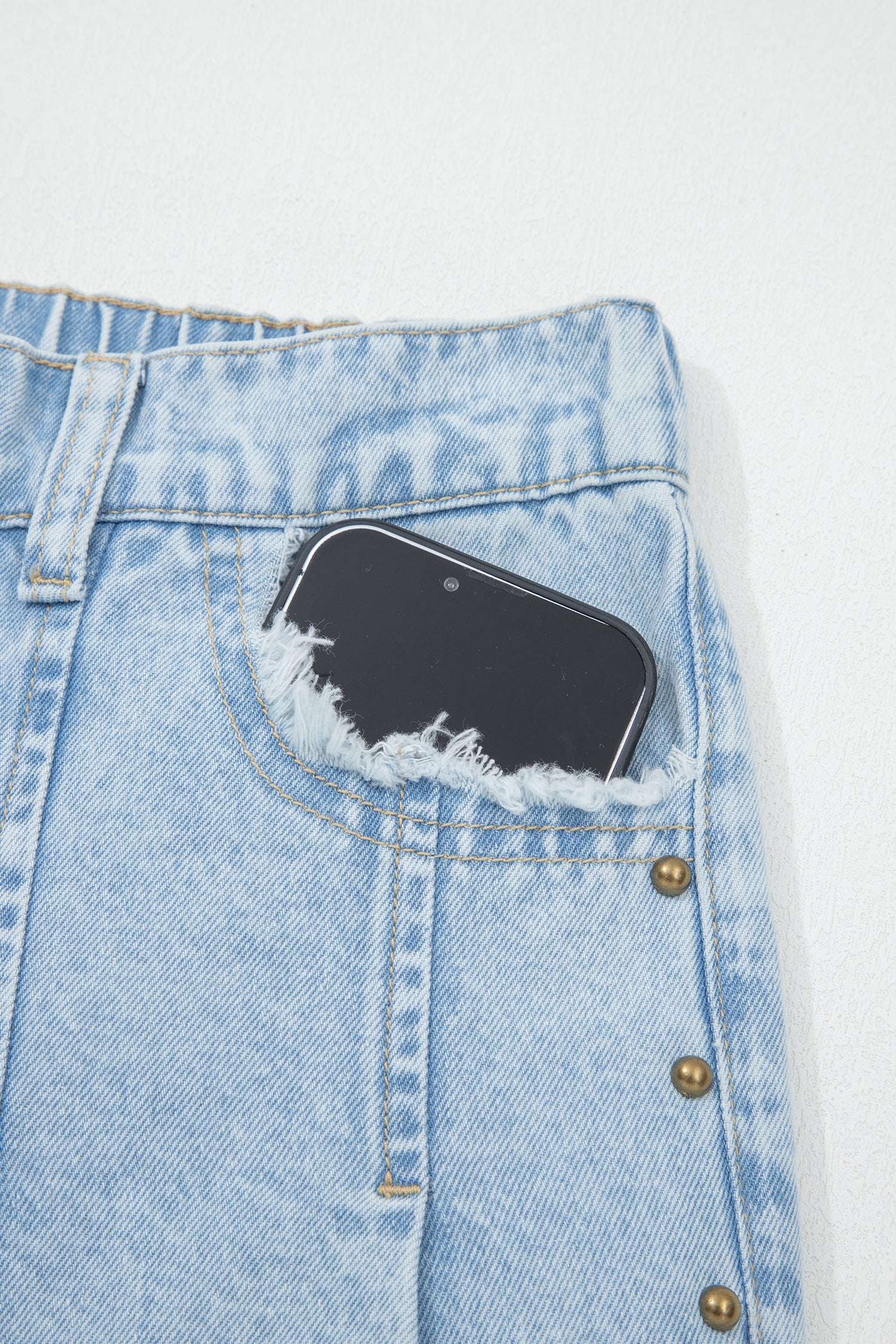 Jeans with slits and eyelets 