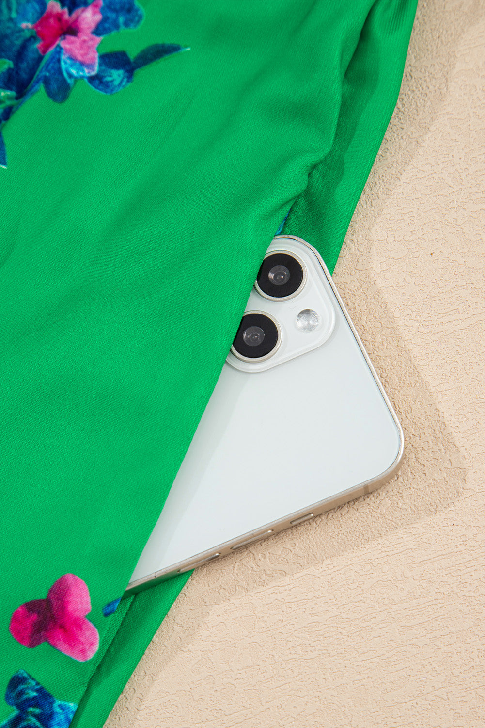 детайл на практичен джоб на зелена рокля