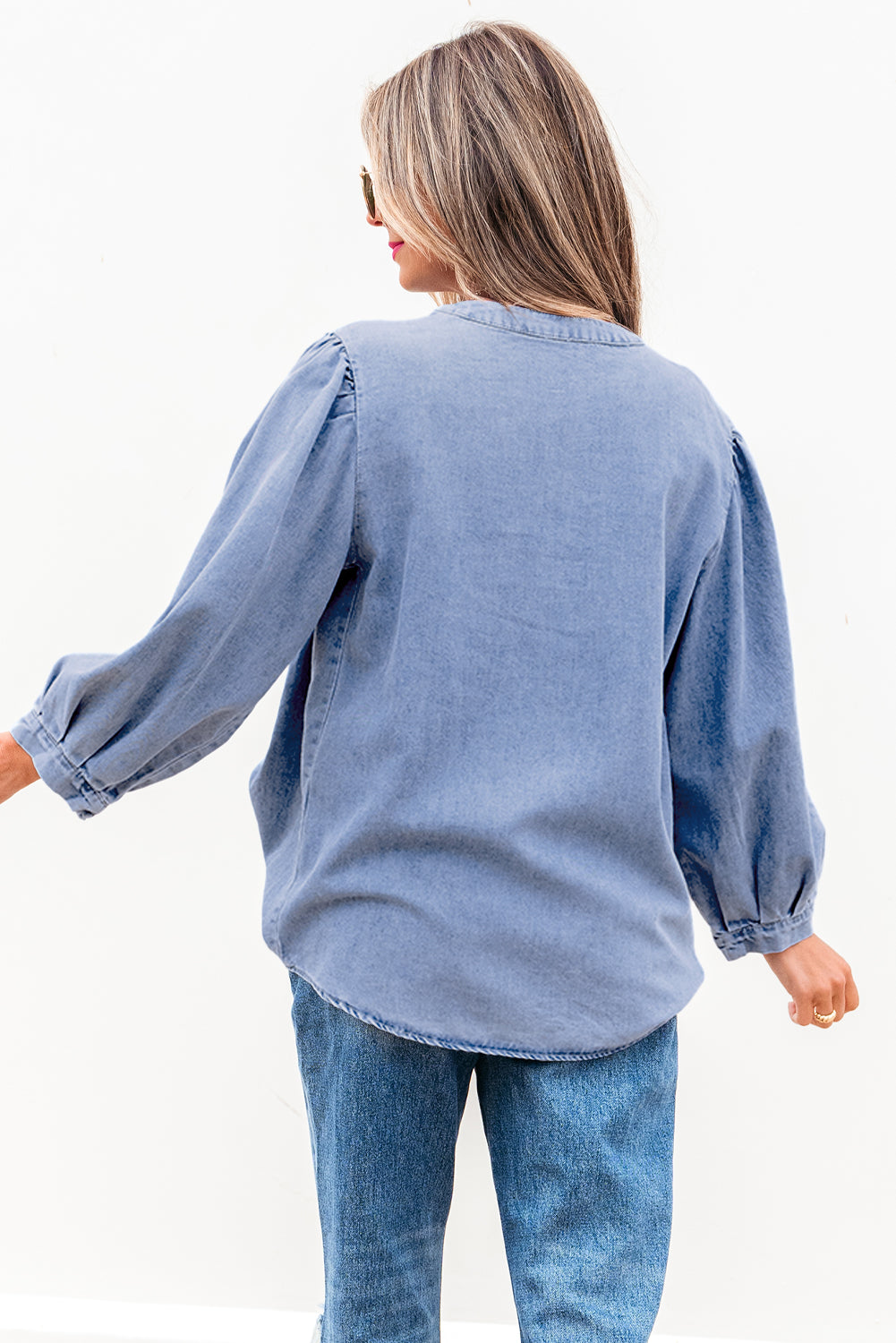 Дънкова блуза с бухнали ръкави - изглед отзад