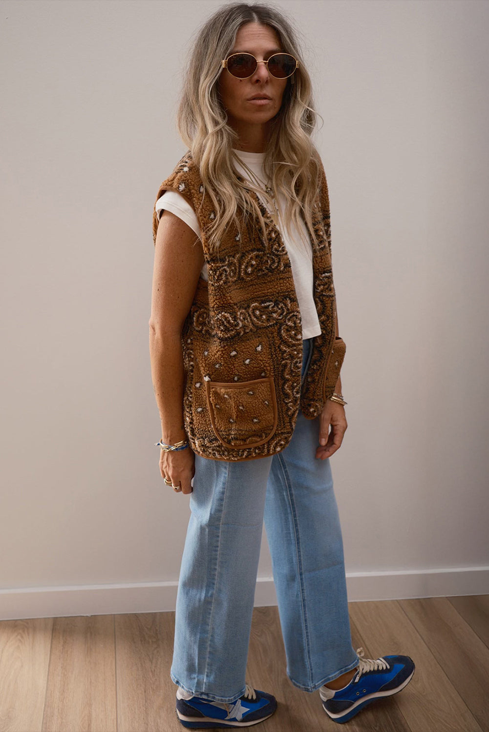 Дамски кафяв sherpa елек с принт и дънки, цял ръст