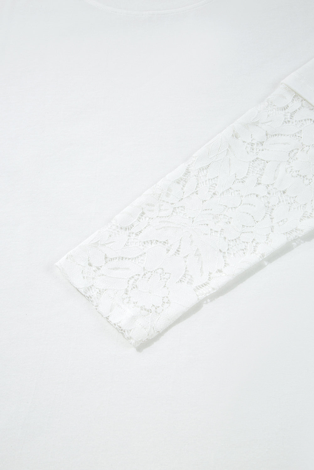 T-shirt with lace sleeves 