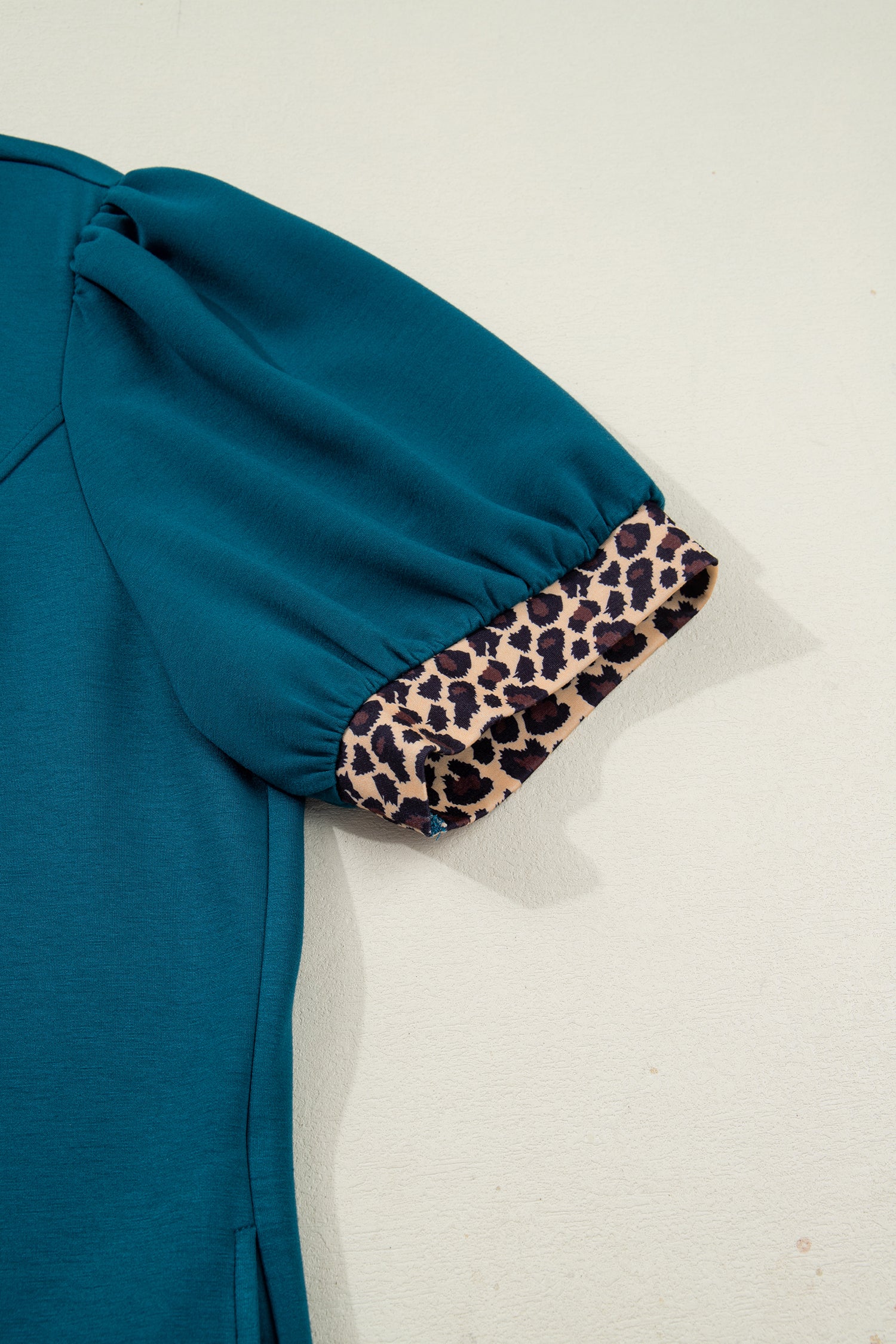 Рокля с леопардови детайли