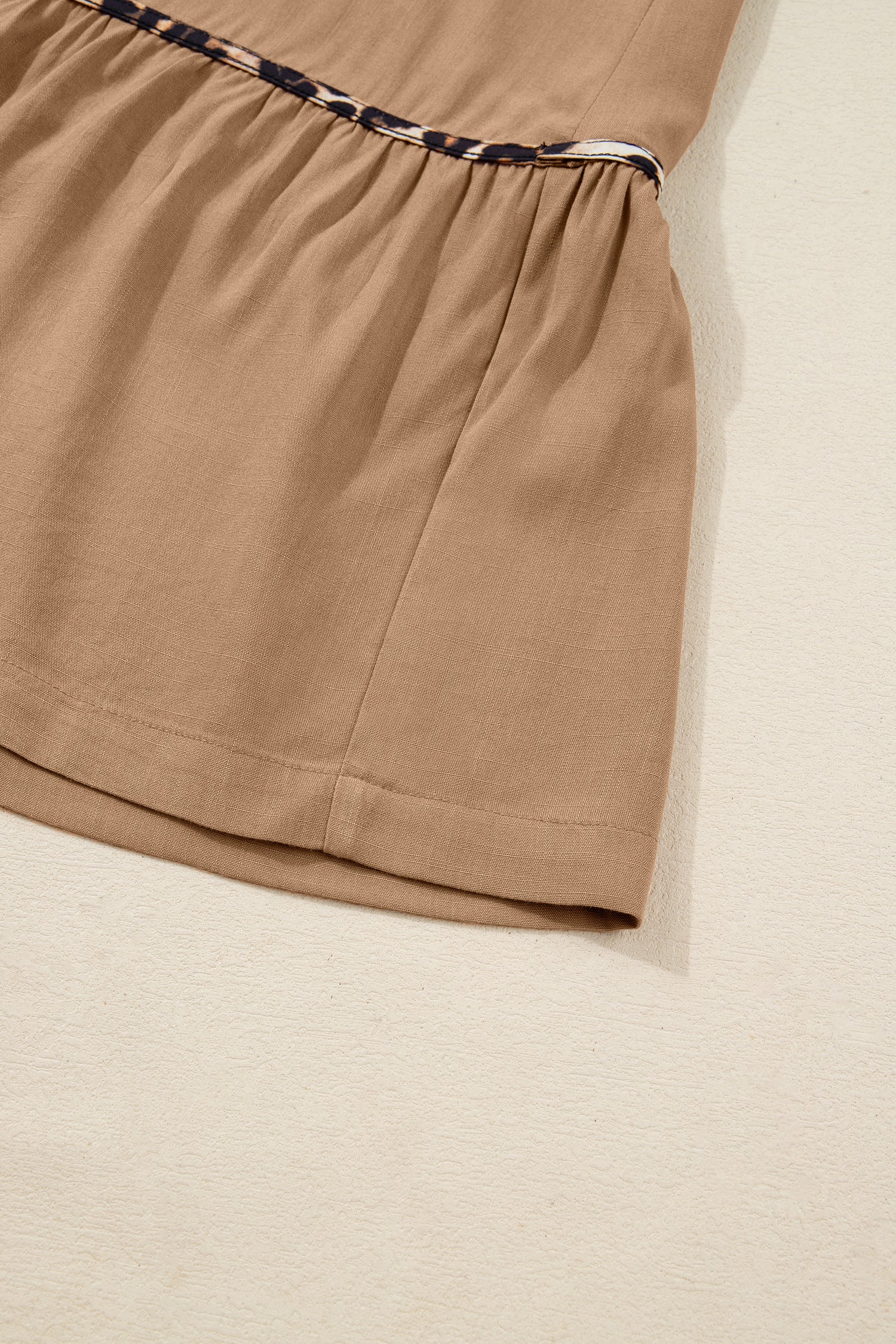 Дълга рокля с контрастни детайли