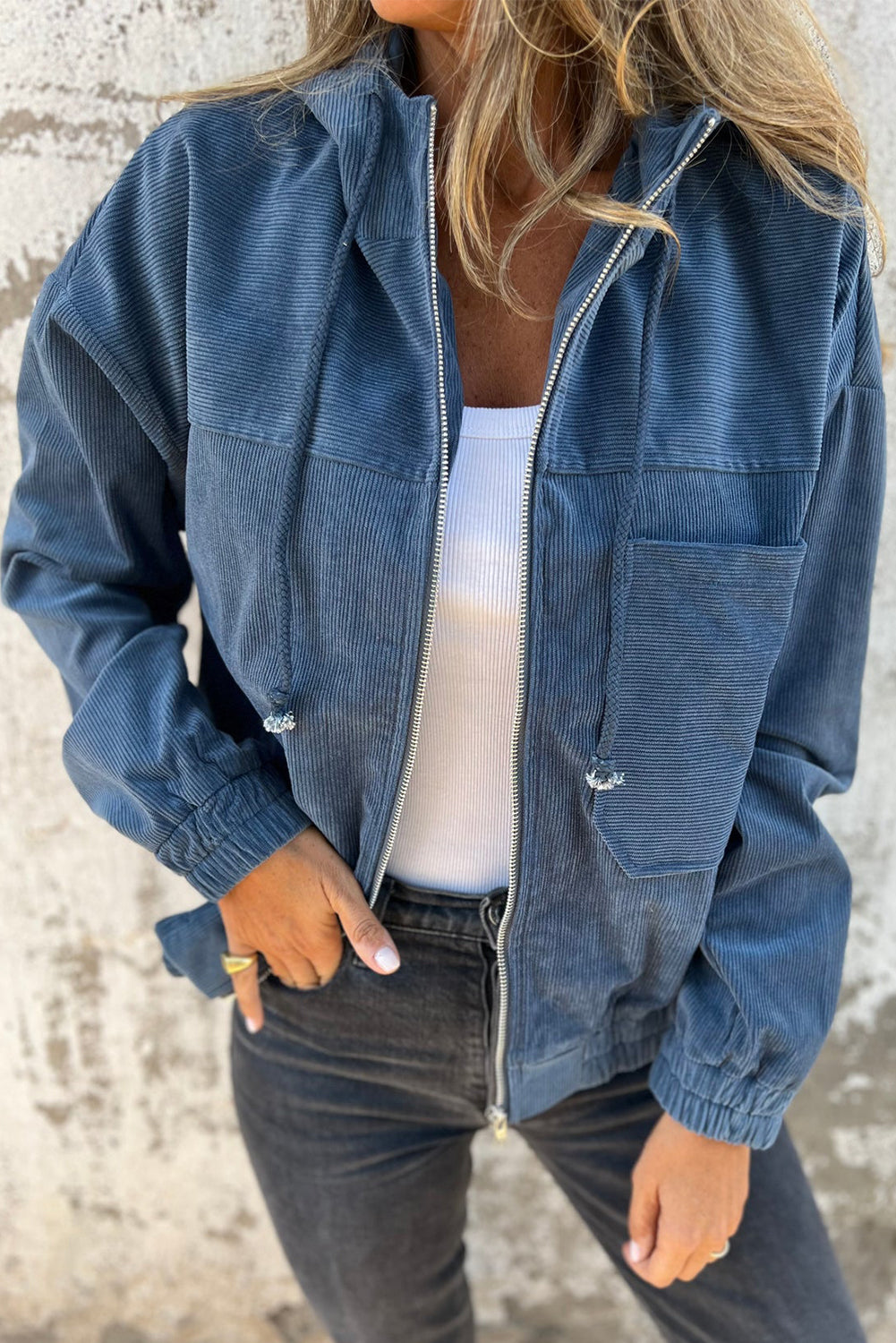 дамско синьо кадифено яке с качулка и цип отпред