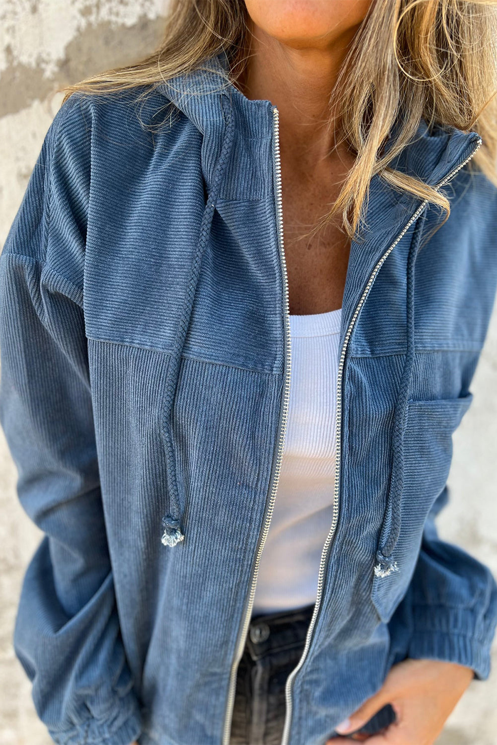 дамско синьо кадифено яке с качулка и джоб отпред