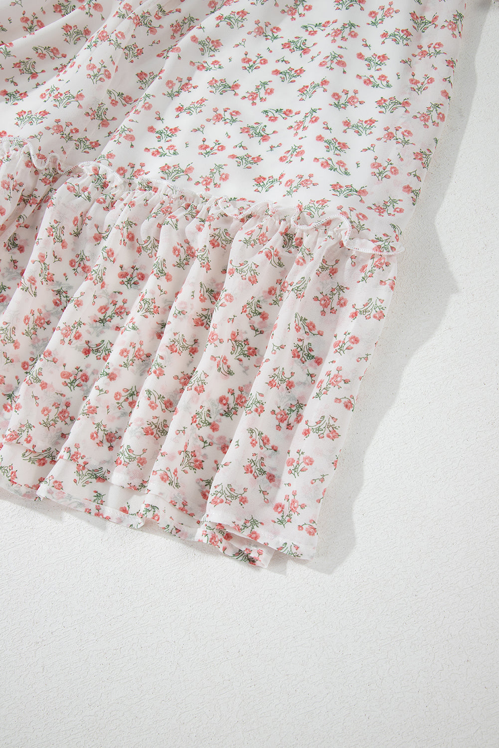 Рокля на цветя с квадратно деколте