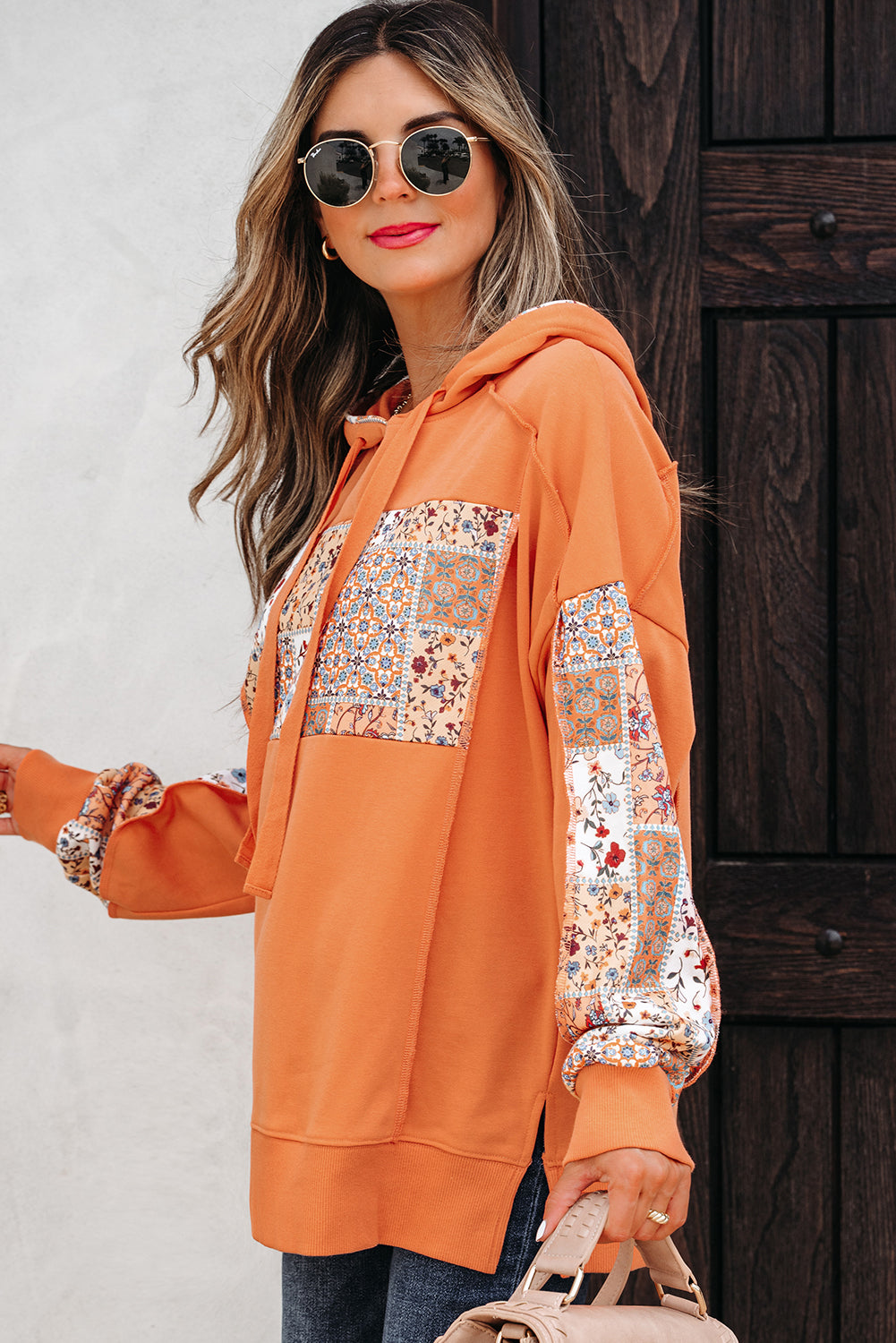 дамски суичър с принт в странична поза на модел с ежедневна визия