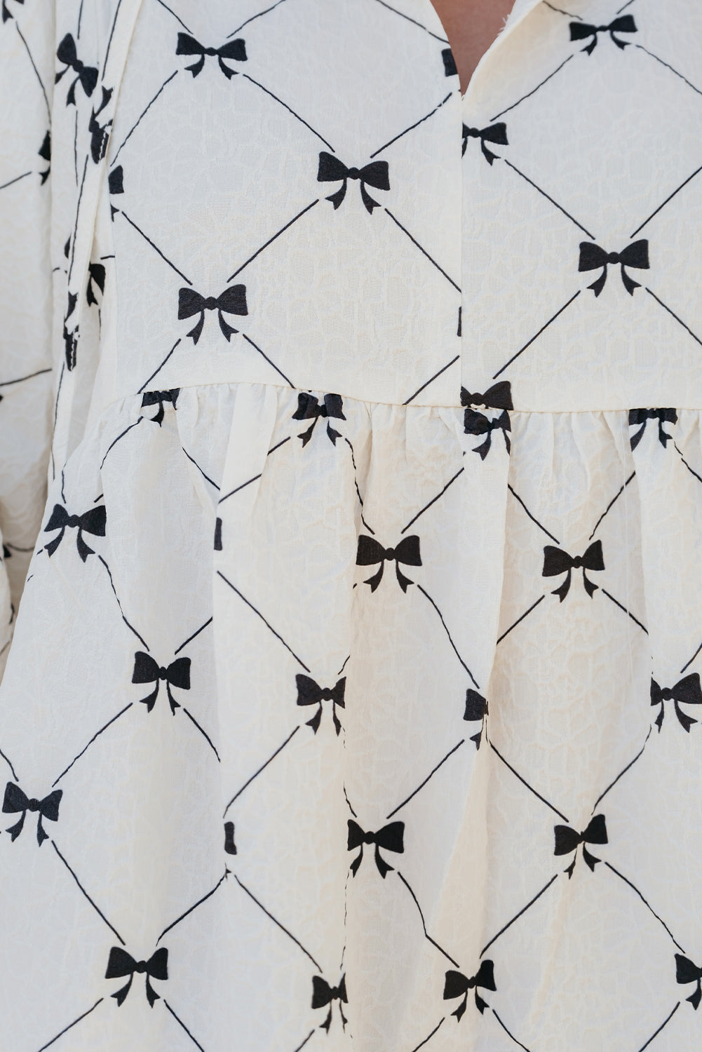 Рокля с принт на панделки