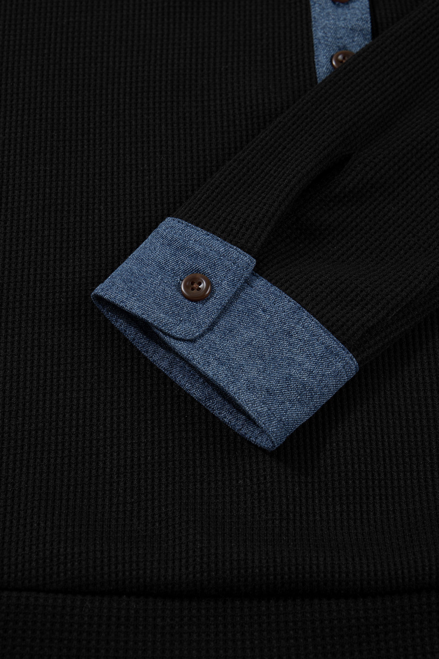 Детайл на маншет с дънков плат и копче