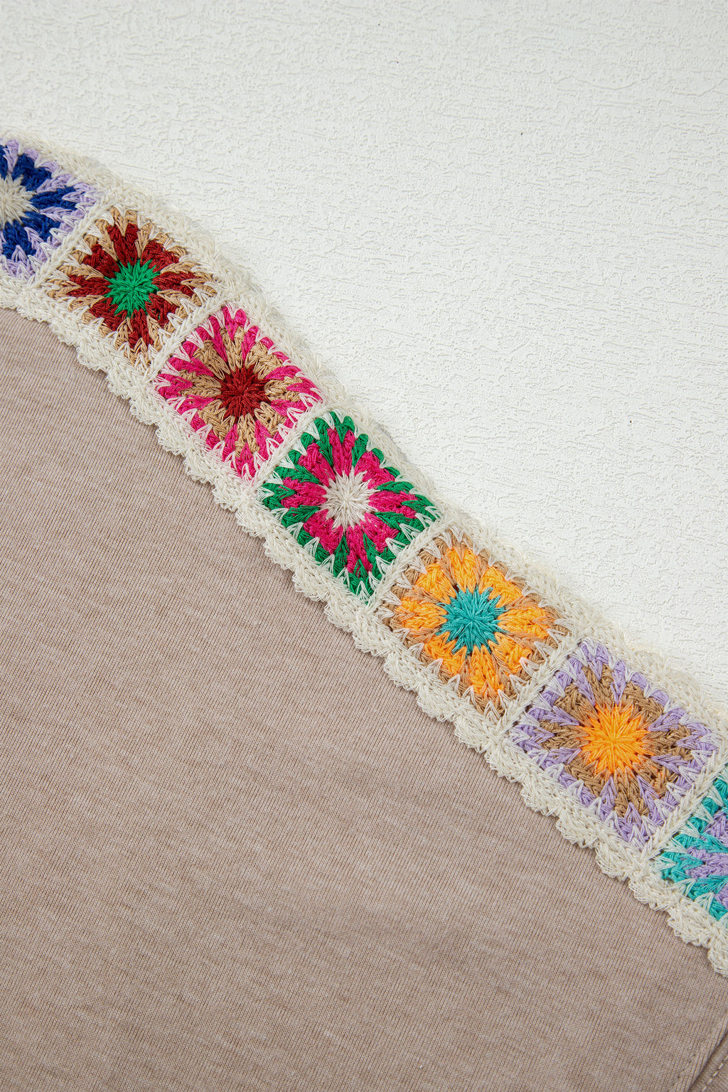 Тениска с плетени детайли