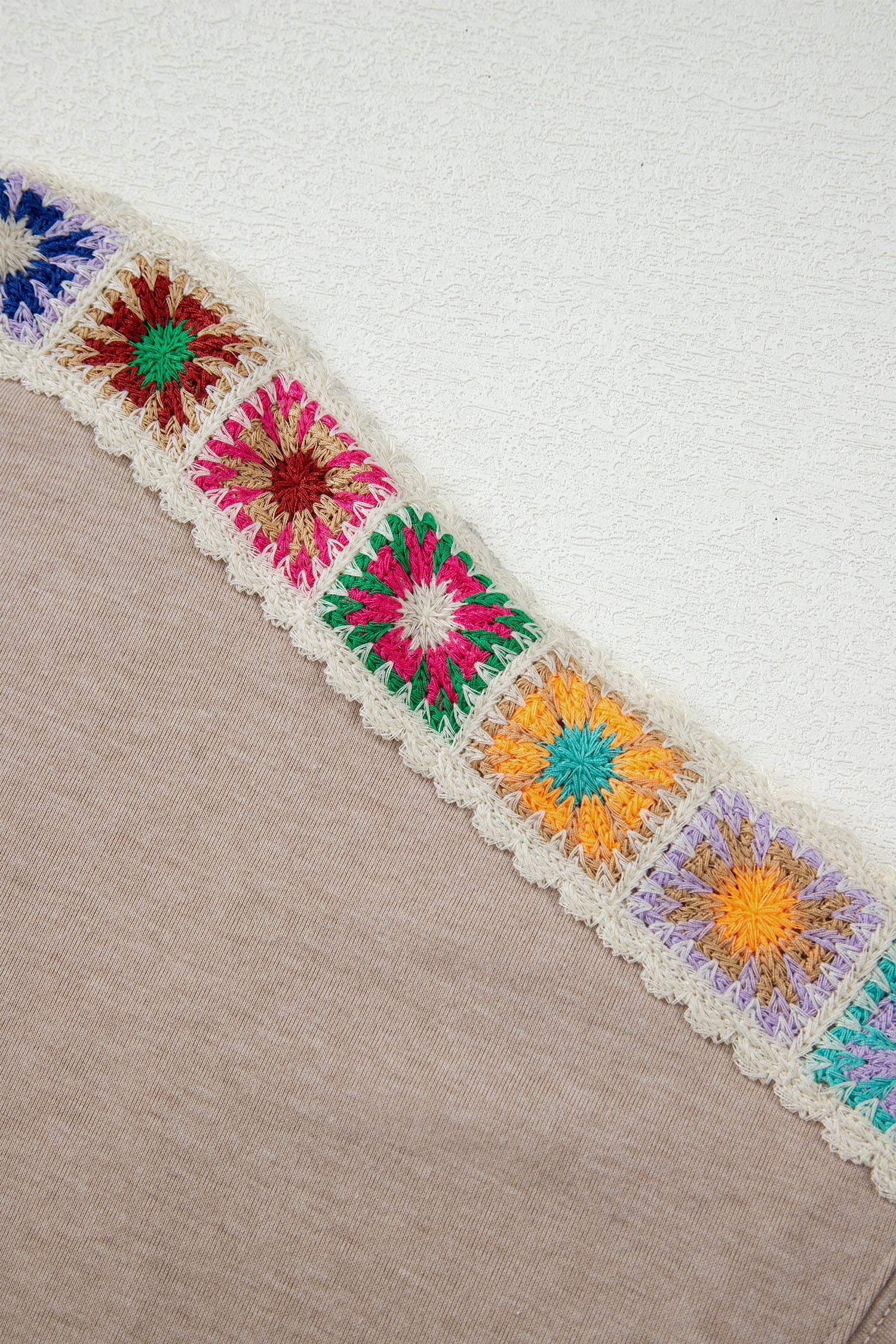 Тениска с плетени детайли