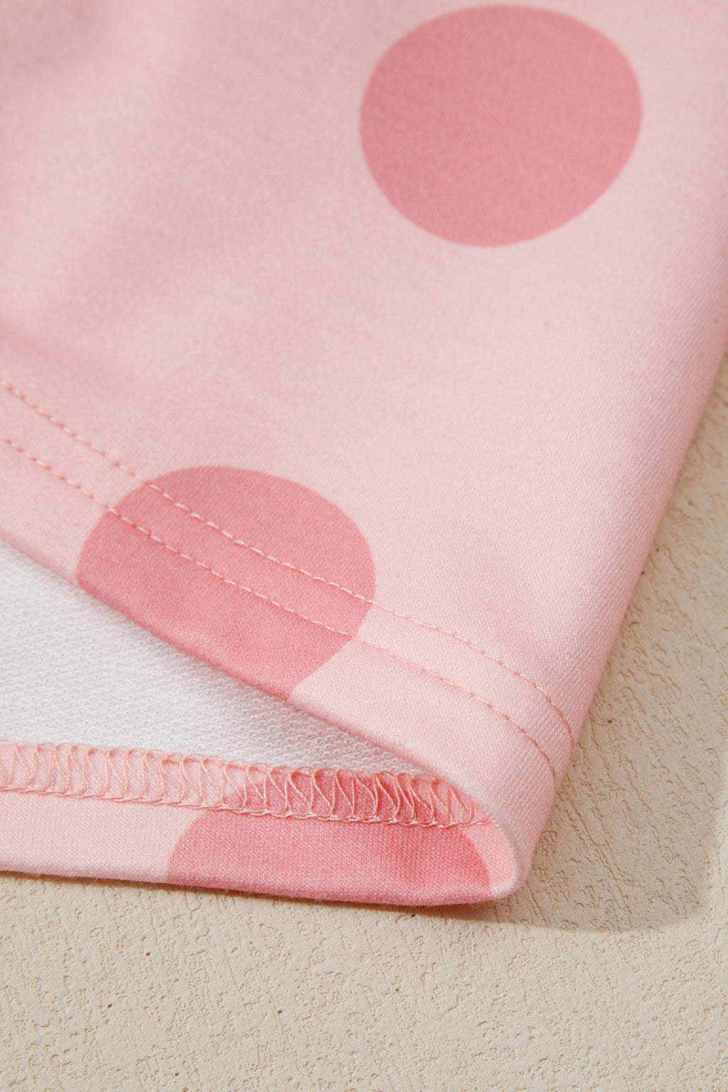 розова дамска рокля на точки - детайл на подгъв