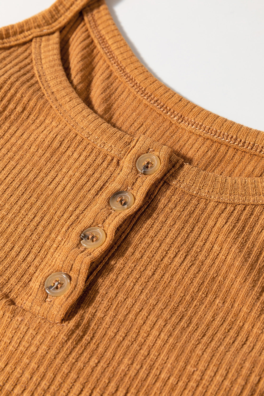 детайл на копчета на дамски топ