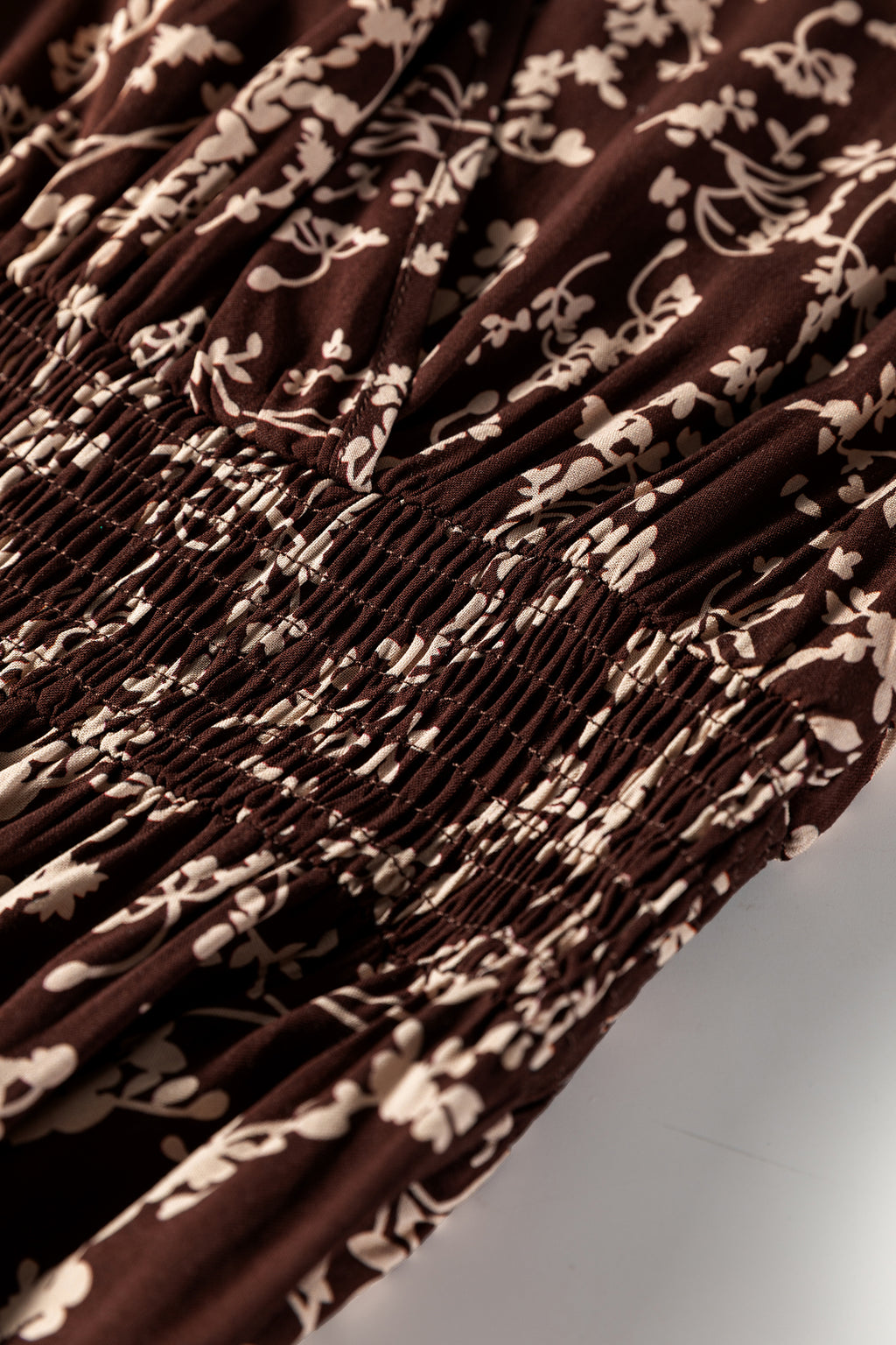 детайл на ластична талия на кафява дамска рокля