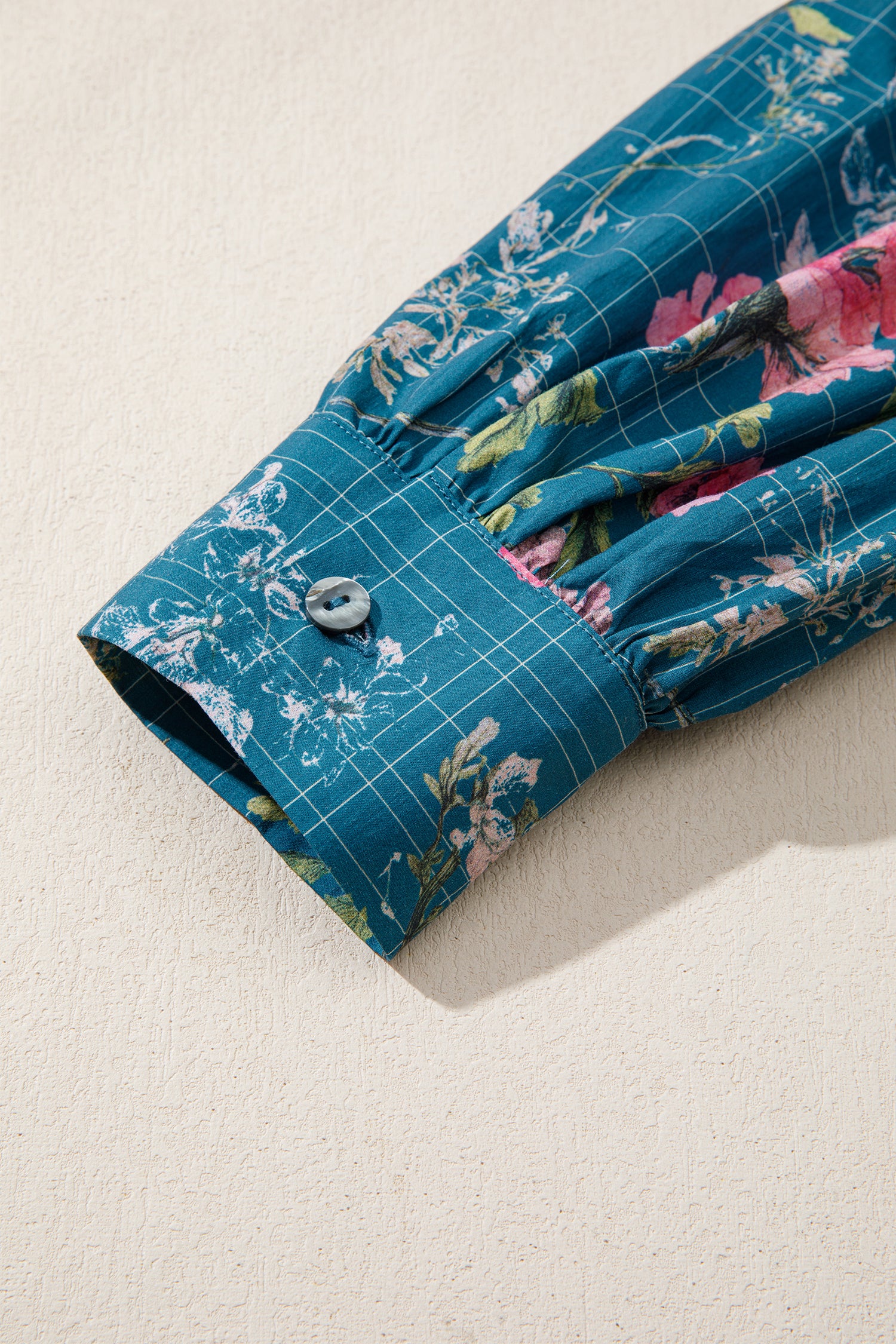 детайл на маншет на памучна блуза