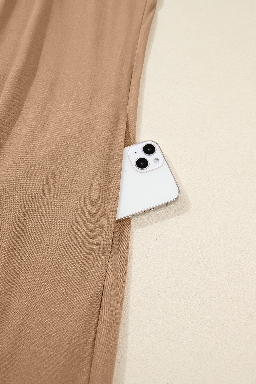 Дълга рокля с контрастни детайли