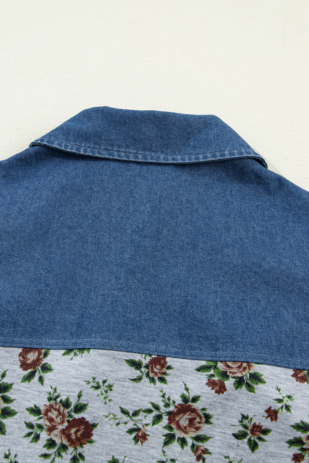 гръб на блуза с дънкова горна част и флорален принт