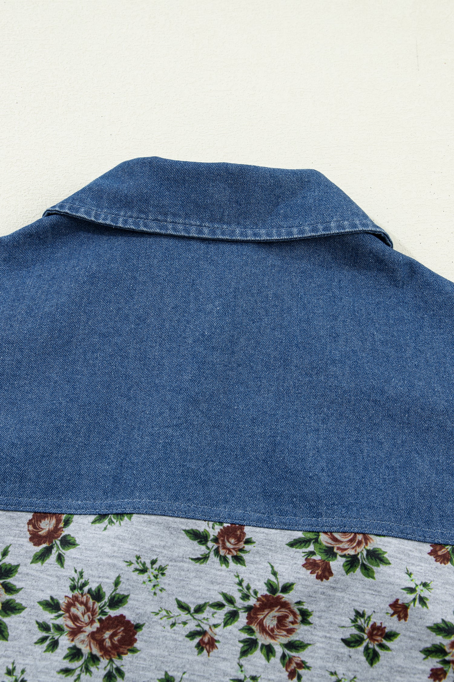 гръб на блуза с дънкова горна част и флорален принт