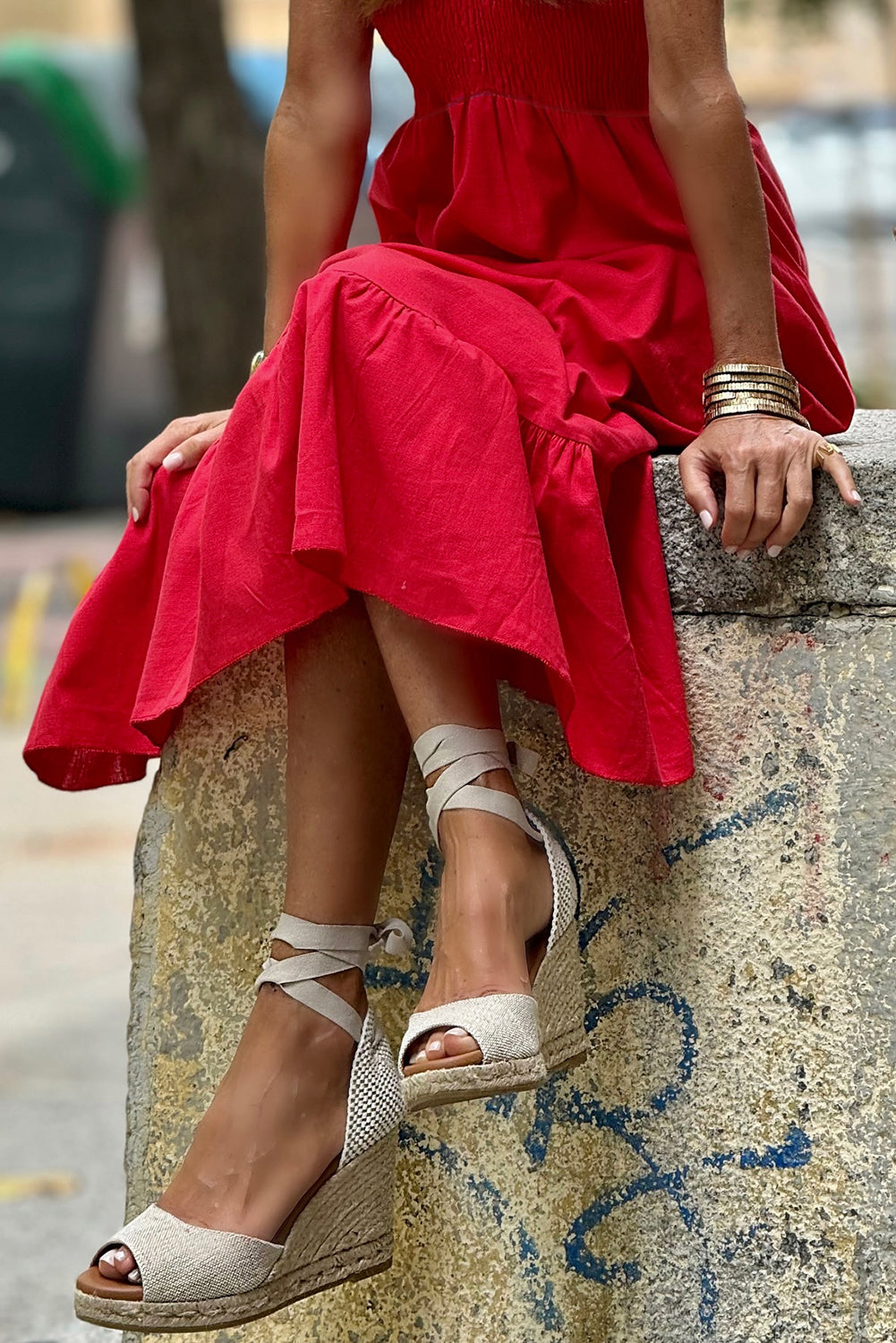 дълга червена рокля със свободна кройка и женствен силует