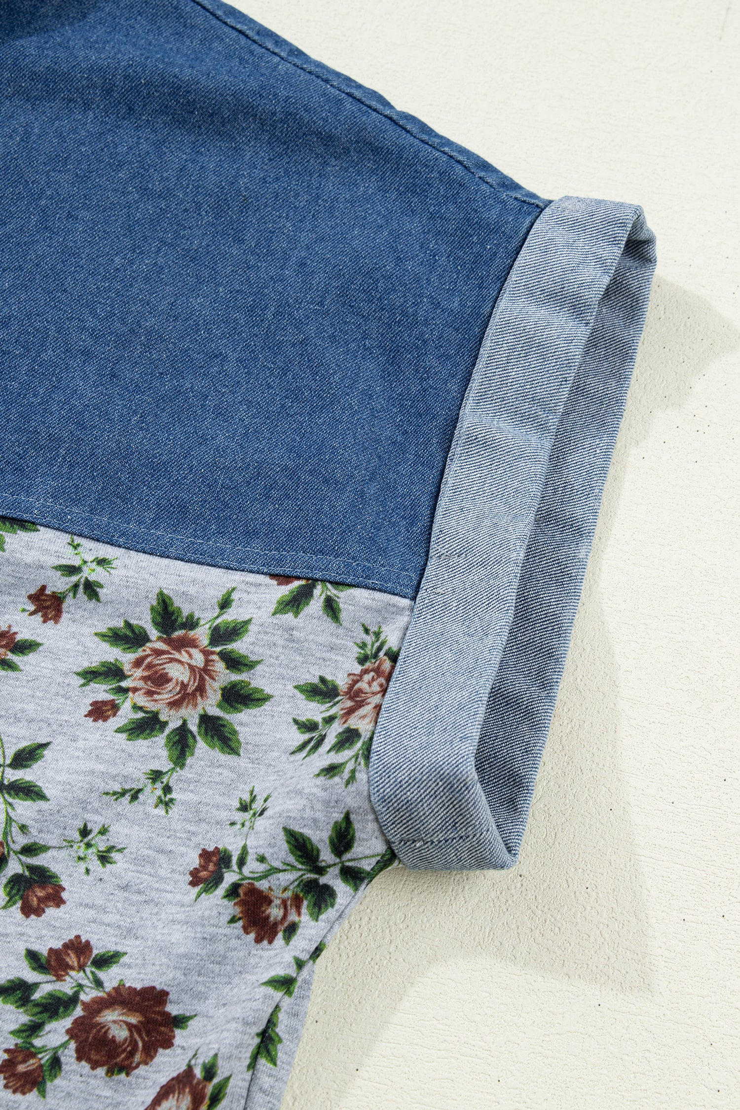 детайл на къс ръкав с подгъв и флорален десен