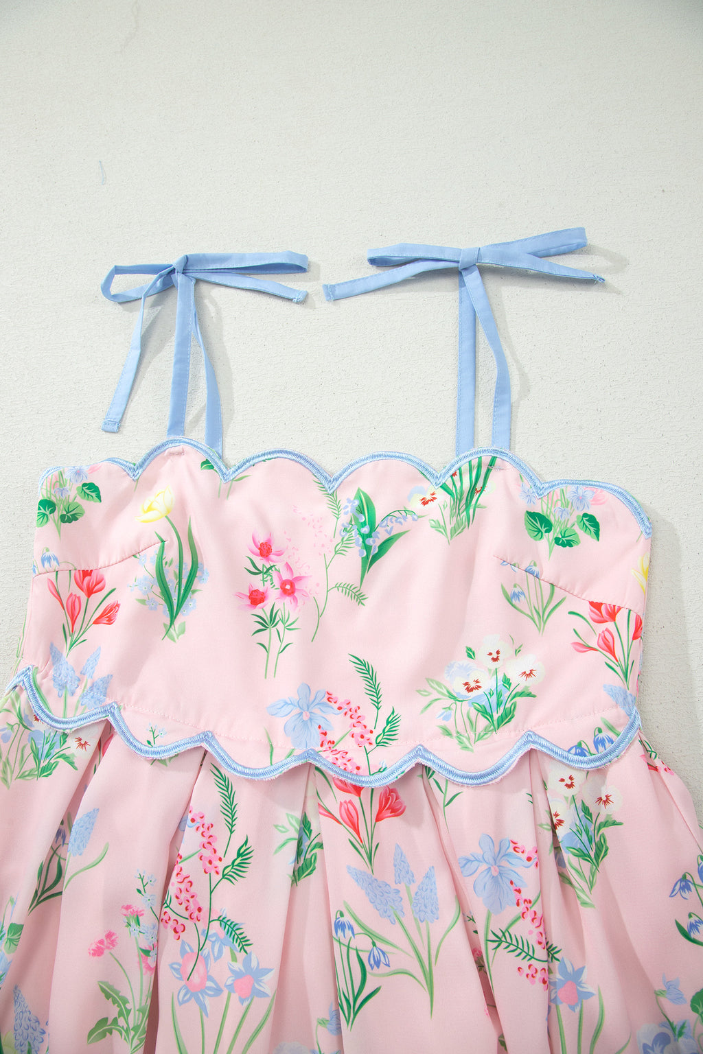 Рокля с принт на цветя