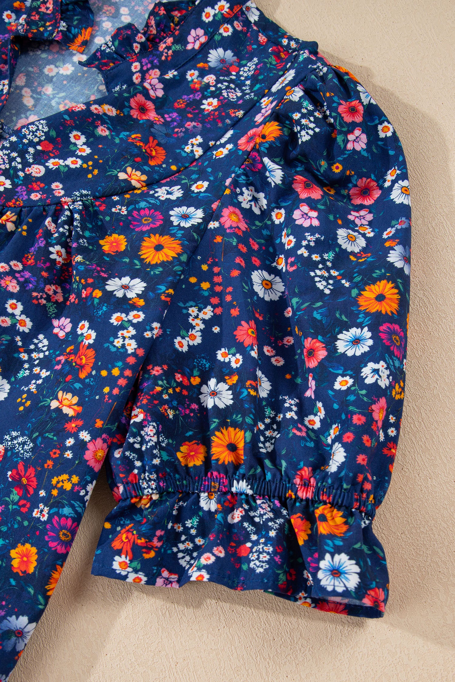 детайл на плат с цветя в тъмносин цвят