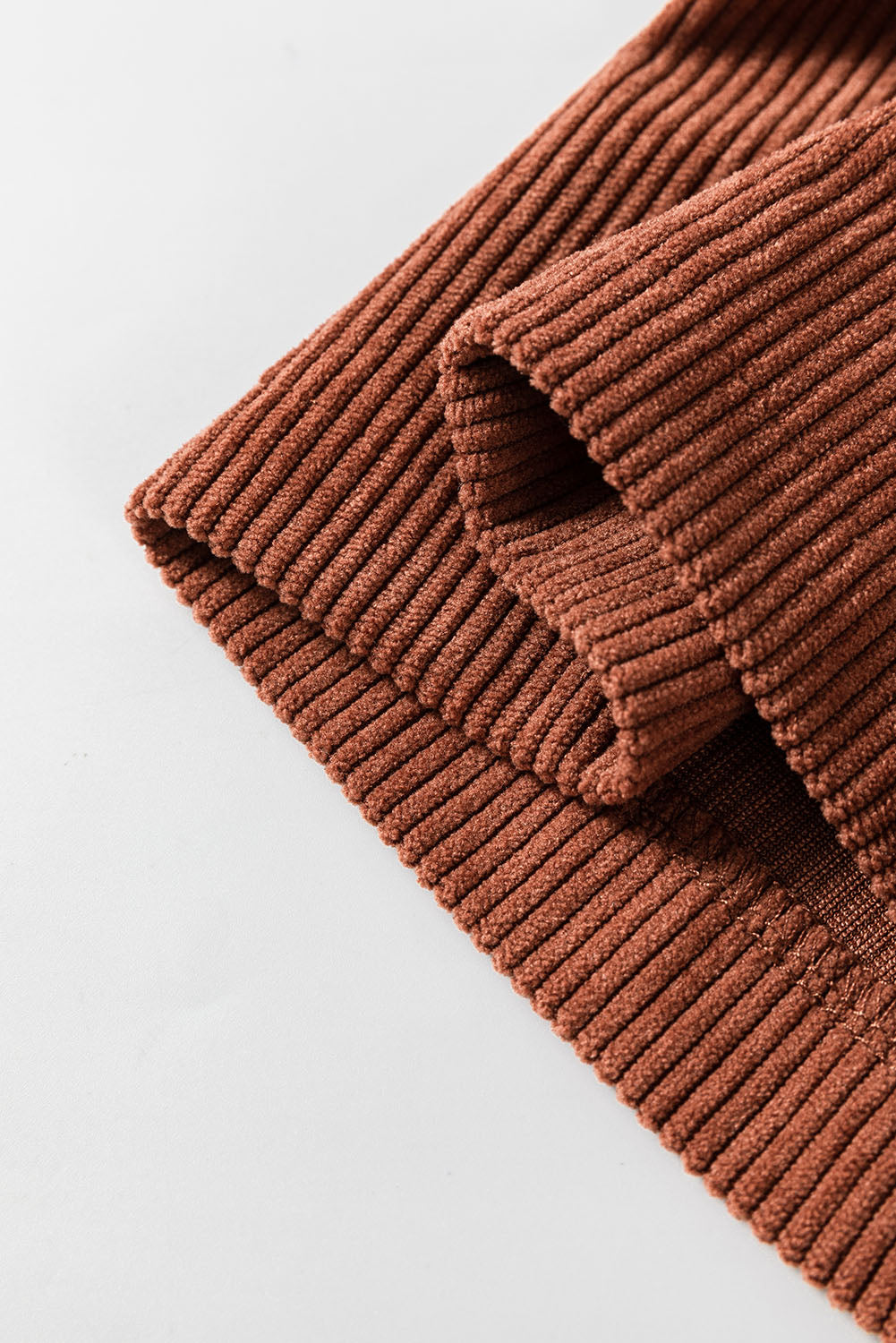 детайл на кадифена материя на дамски панталон