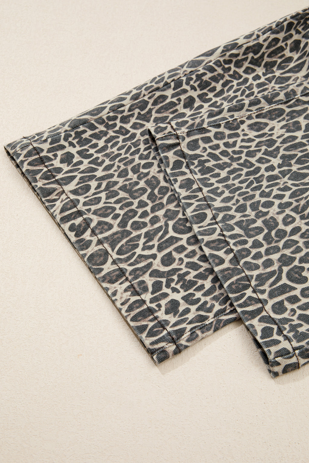 Jumpsuit with suspenders and leopard print 