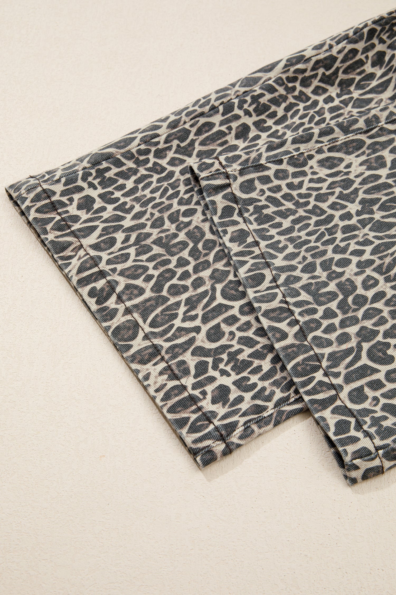 Jumpsuit with suspenders and leopard print 