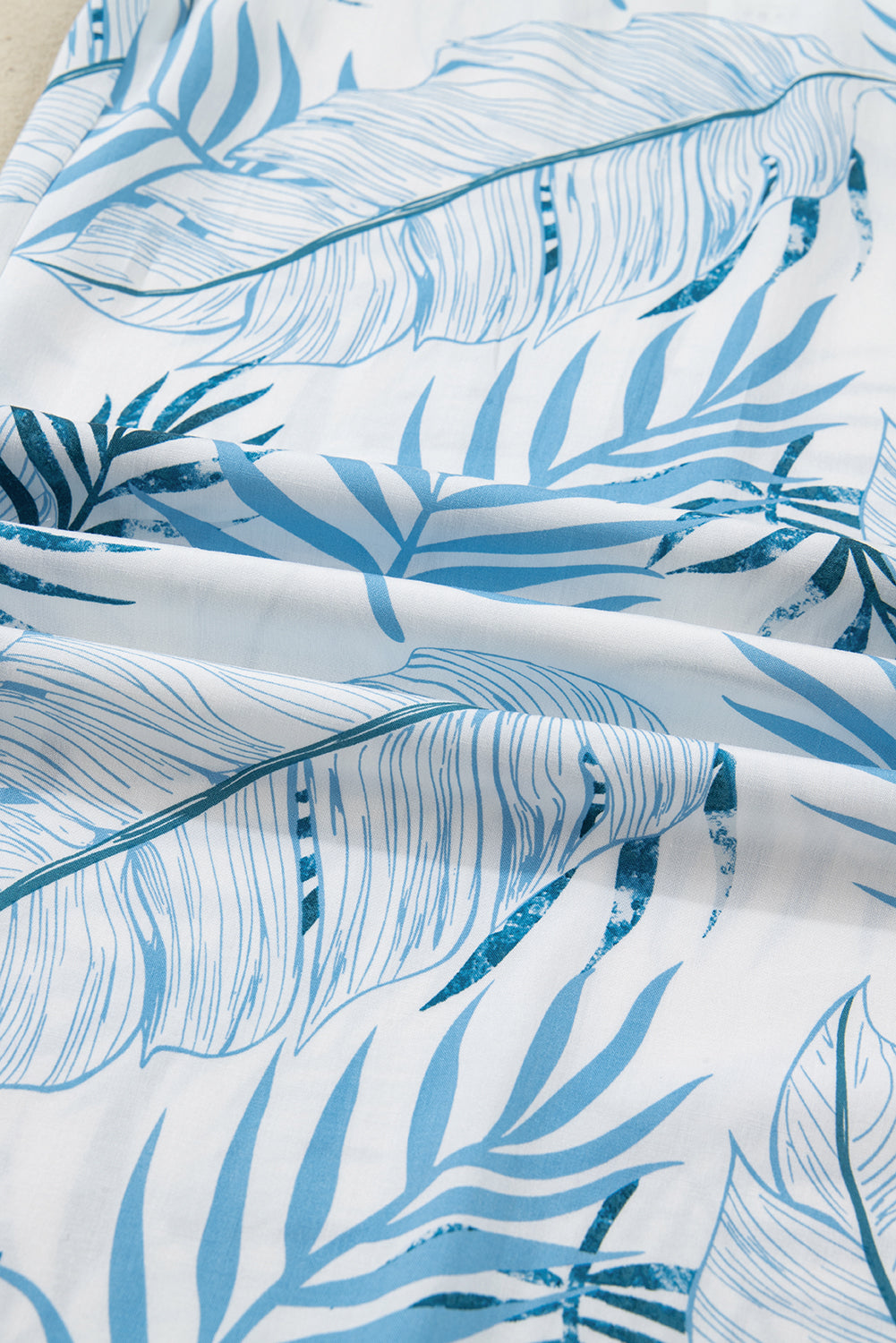 Детайл на тропическия палмов принт на дамски широки панталони