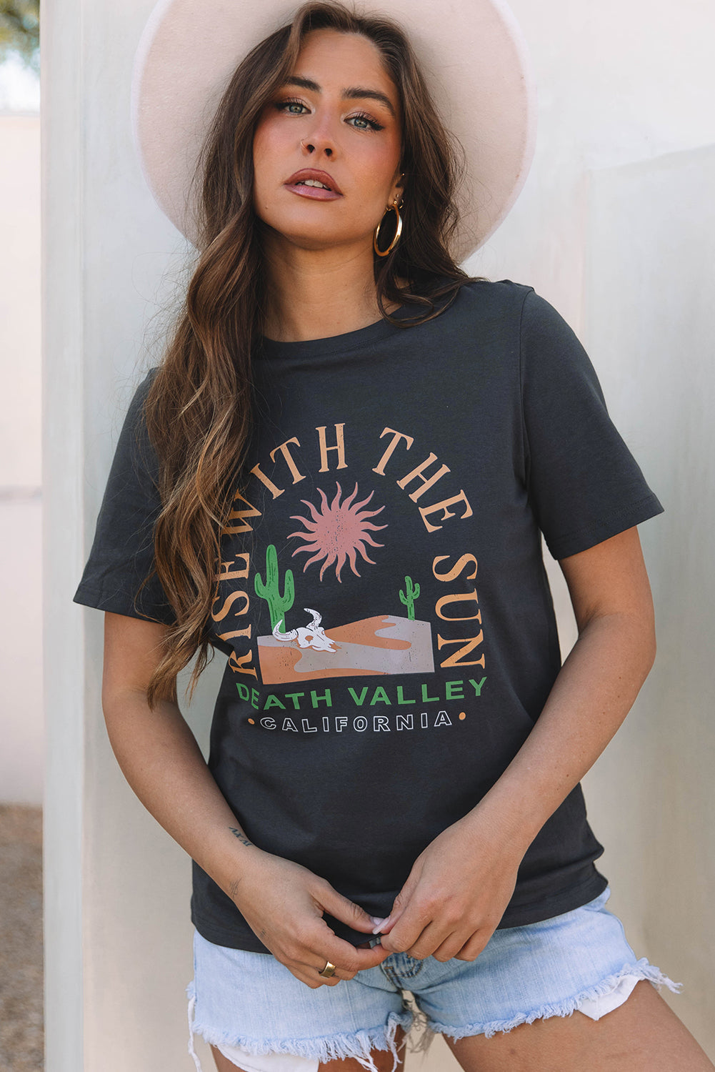 Дамска черна тениска с принт „Rise With The Sun“ и Death Valley California, модел с шапка и къси дънкови шорти