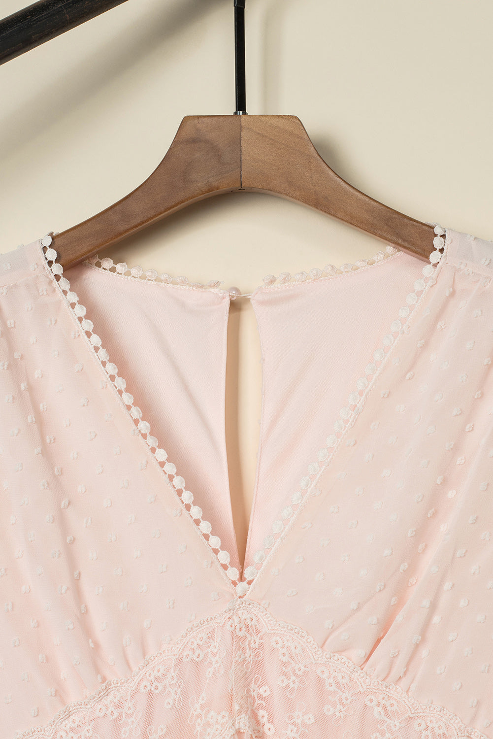 Розова дамска рокля на закачалка, с V-образно деколте, дантелени кантове и фина текстура на плата
