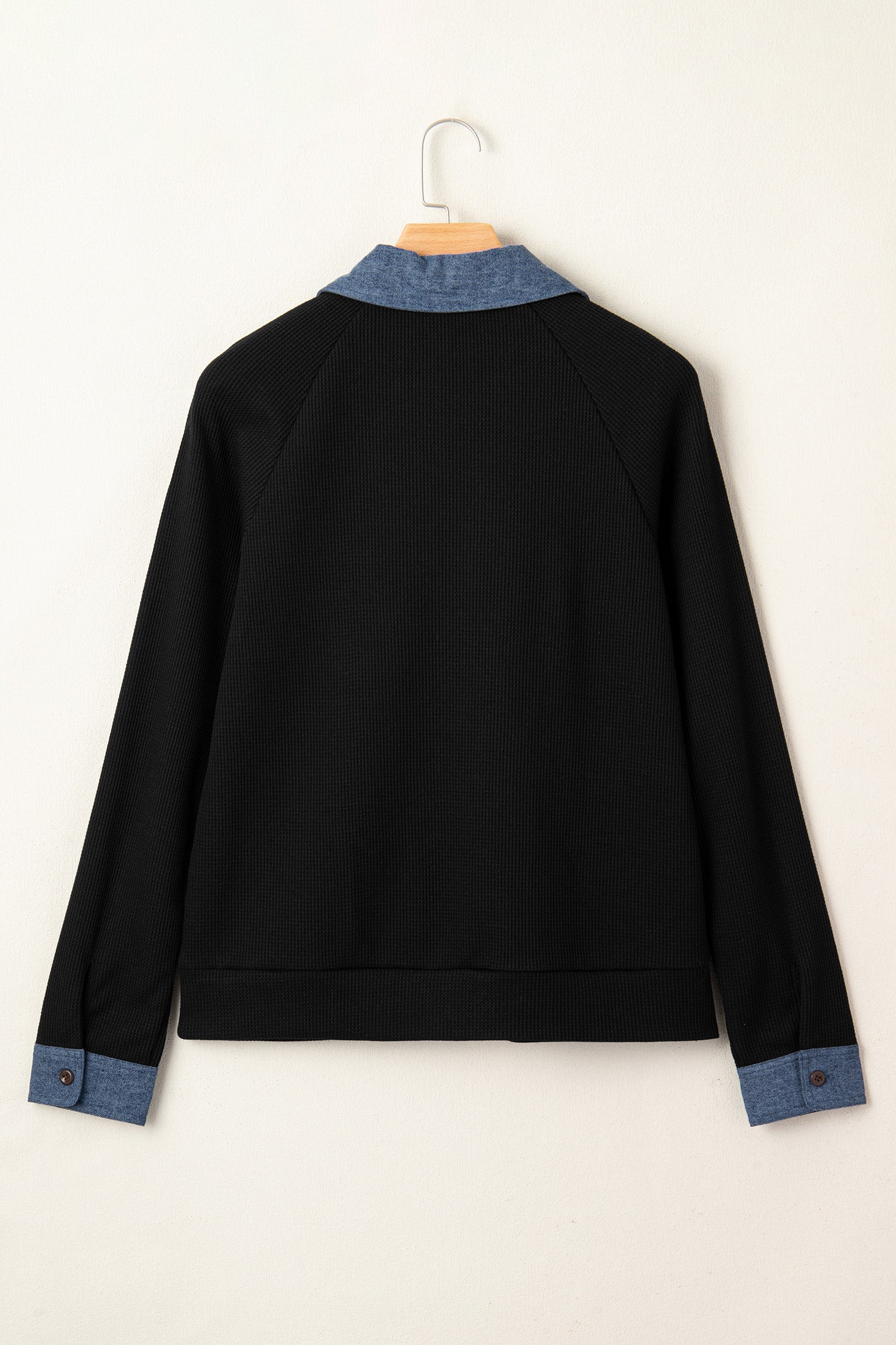 Черна блуза с дълъг ръкав в гръб с контрастни маншети