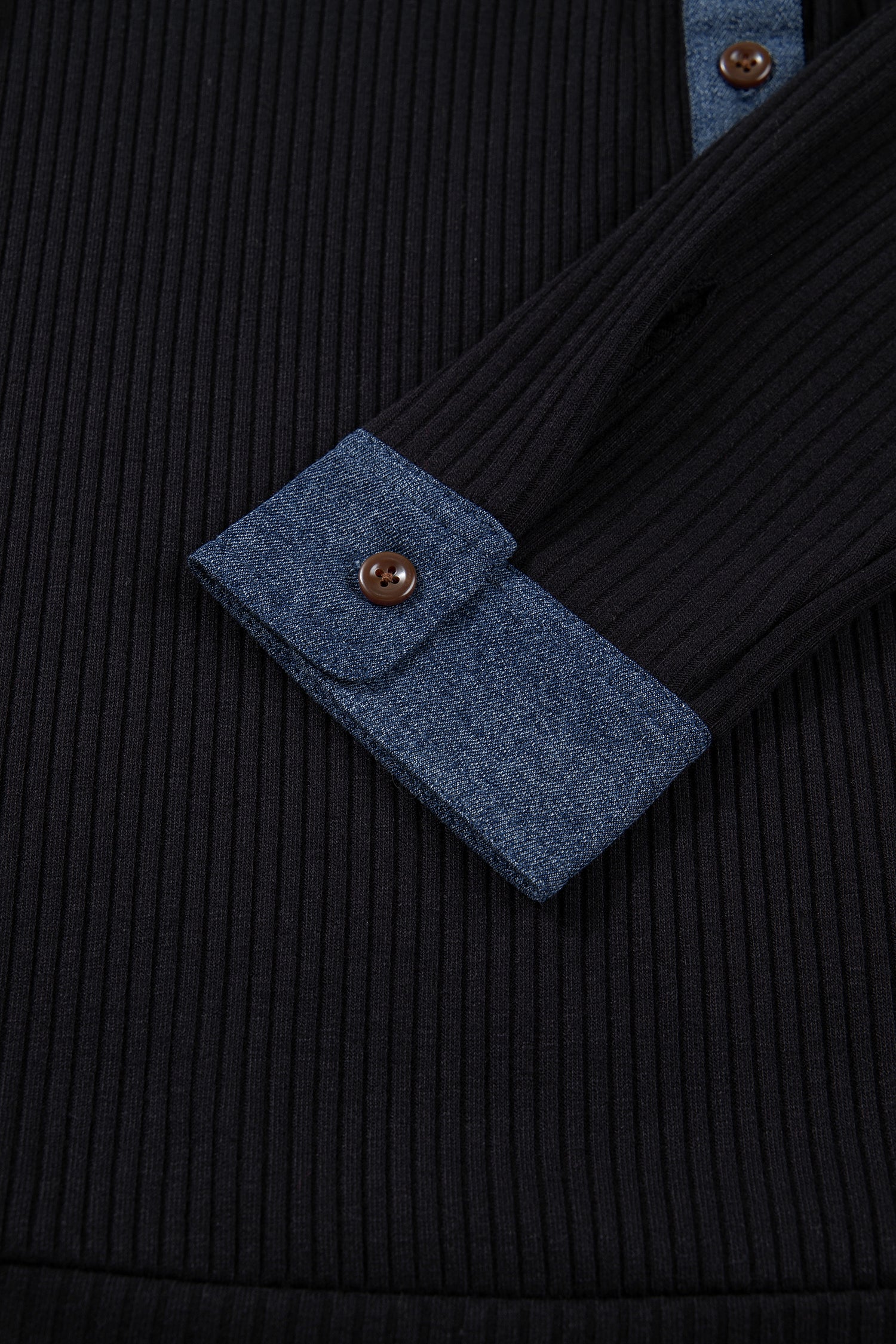 Детайл на рипс материя с дънков маншет и копче