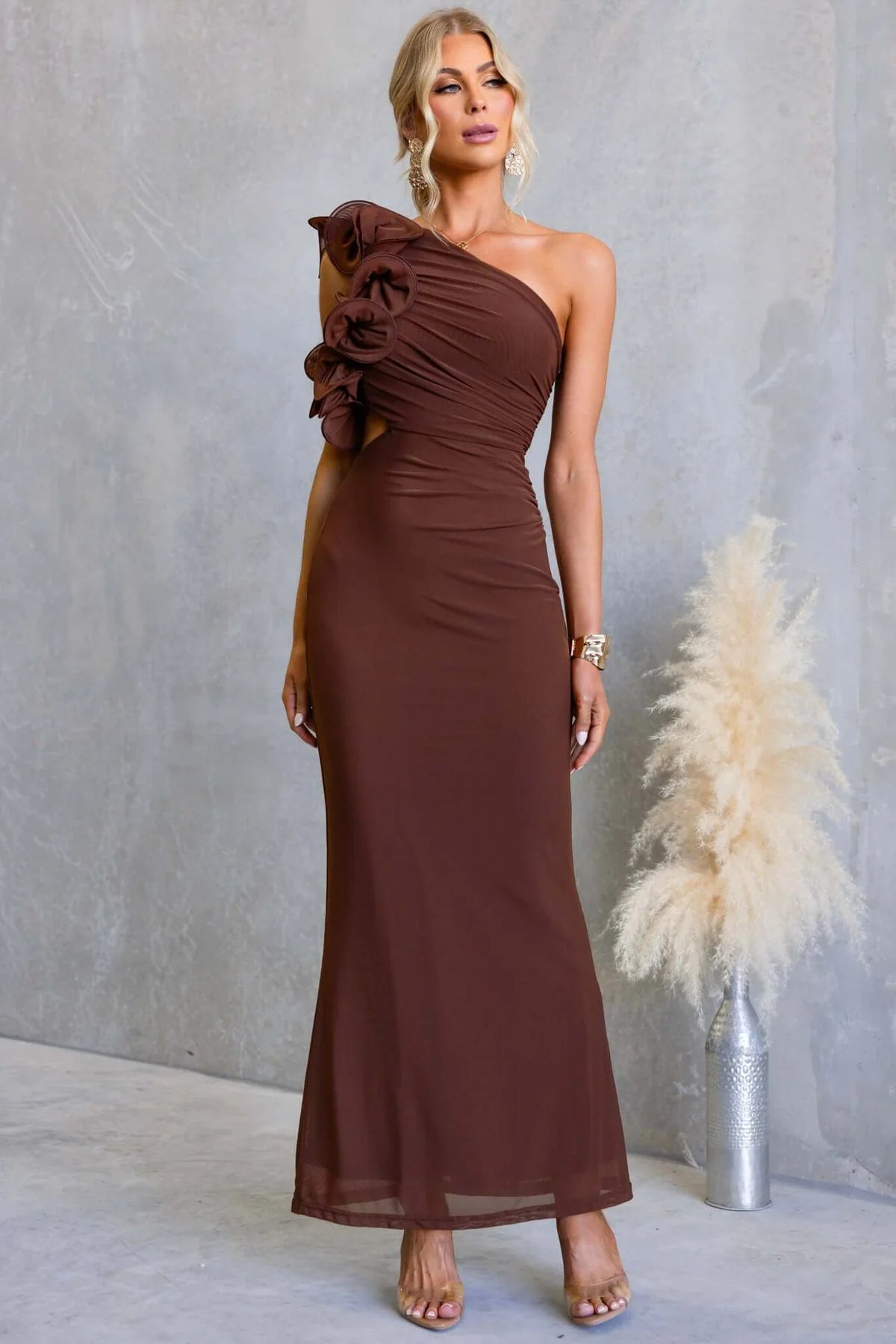 Кафява официална рокля с асиметрично деколте