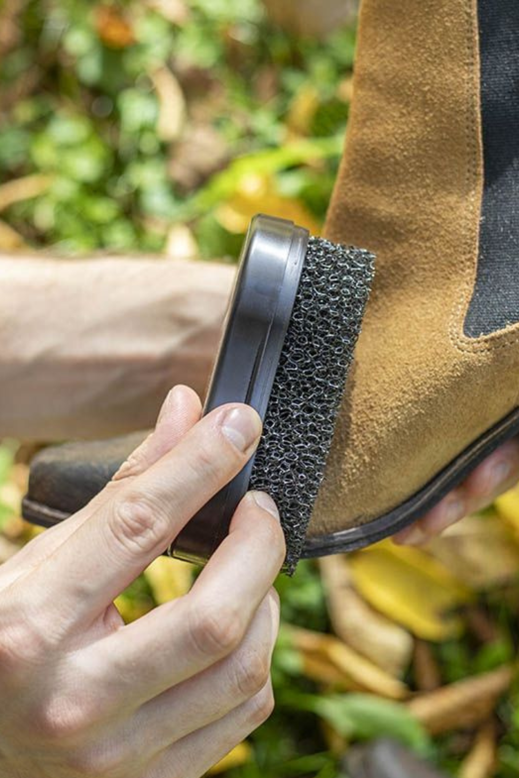 Coccine Nubuck Sponge: Специална гъба за освежаване и поддържане на велурената повърхност.
