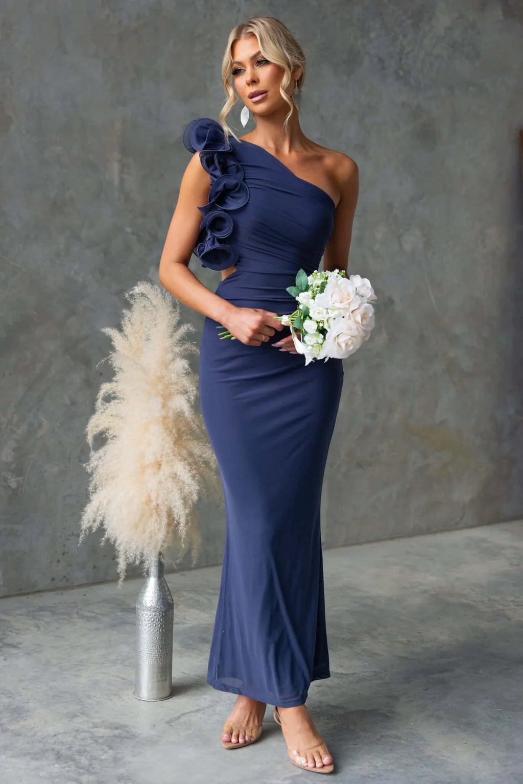 Елегантна тъмносиня рокля с едно рамо