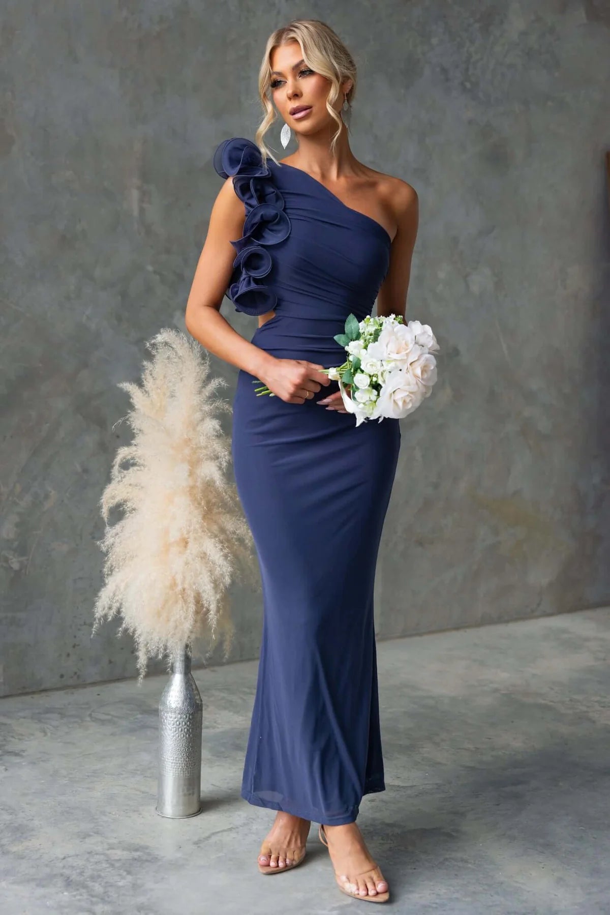 Елегантна тъмносиня рокля с едно рамо