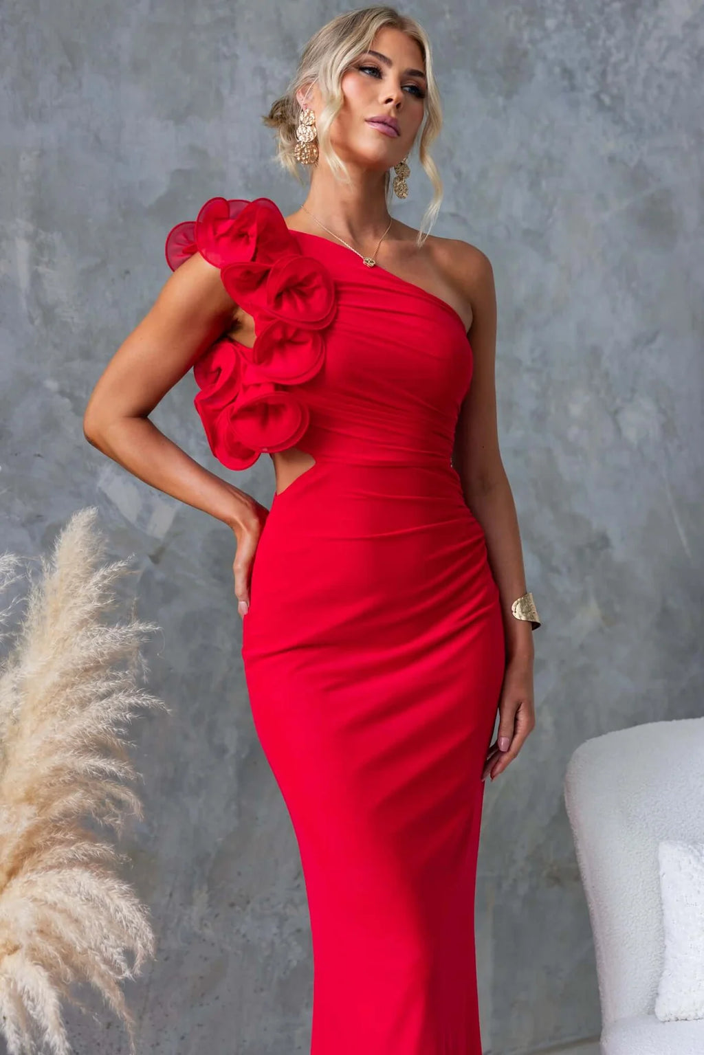 Дамска вечерна рокля в червено с 3D цвете на рамото