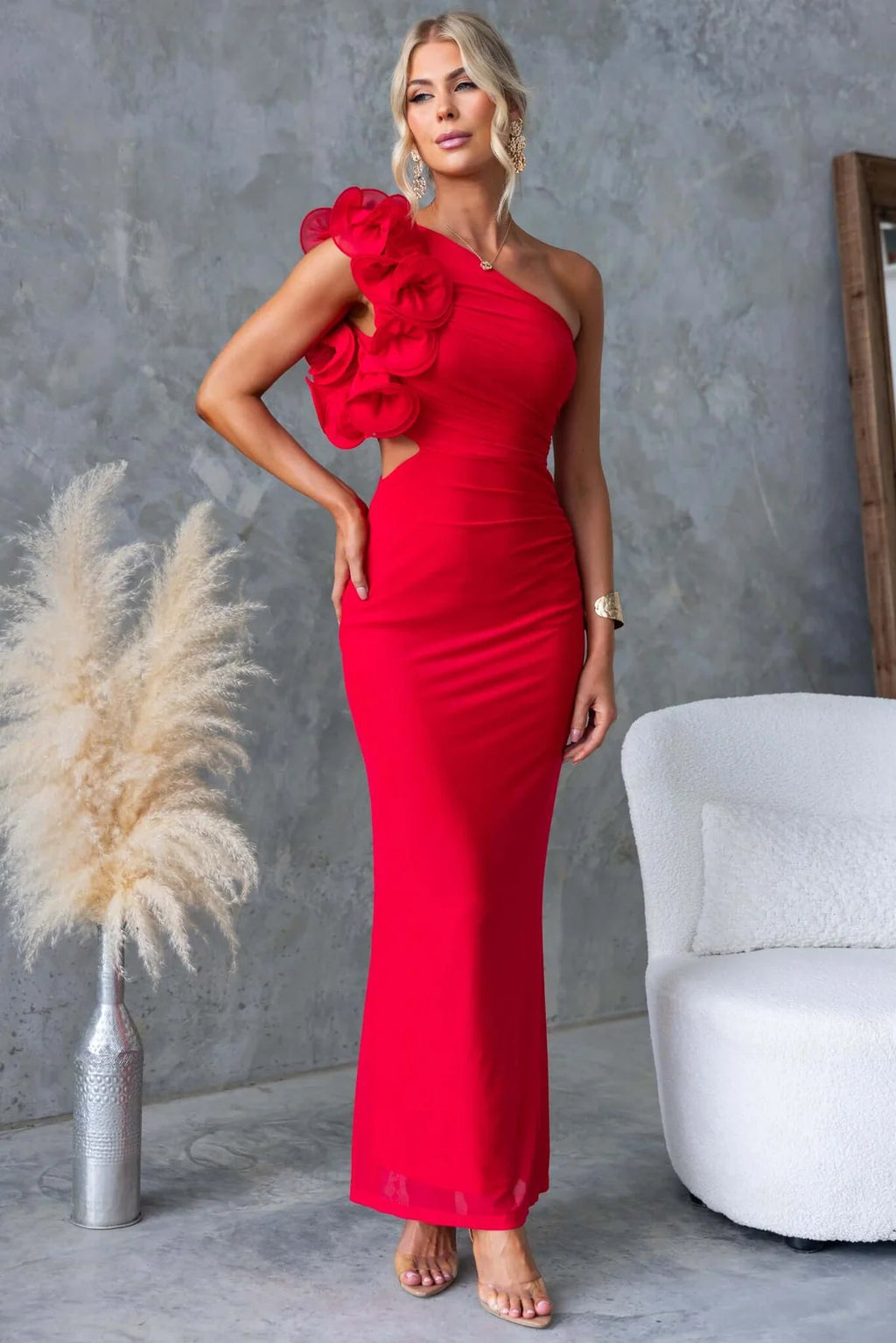 Дълга червена рокля с едно рамо и акцент